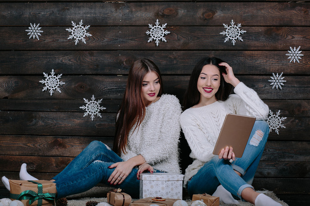 Two beautiful girls with a tablet, between gifts - Fotografie, Obrázek