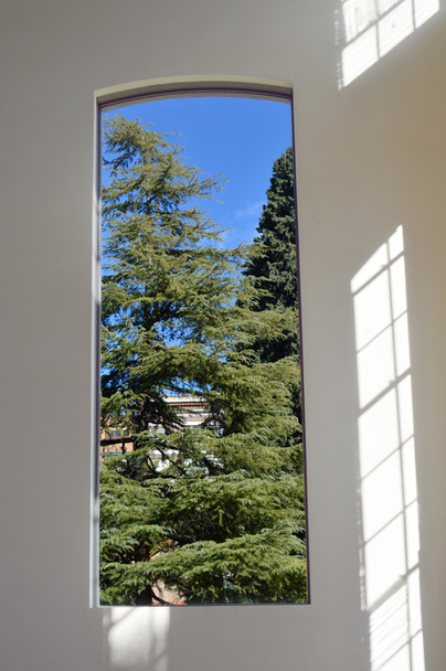 Egy hosszúkás ablakokkal - Fotó, kép