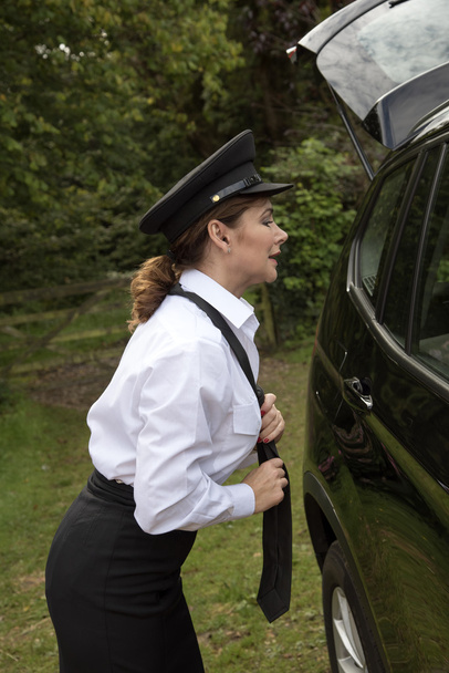 Женщина-водитель настраивает галстук
 - Фото, изображение