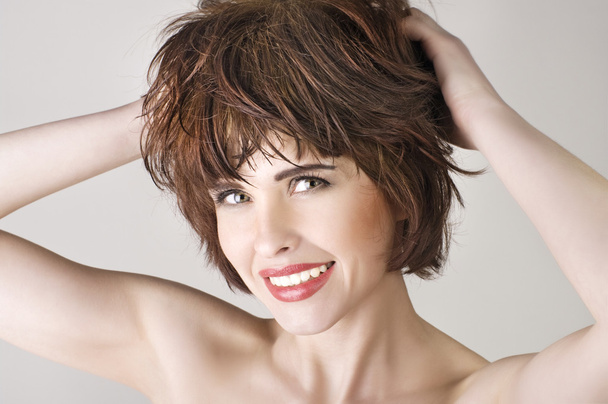 Foto de bela mulher rindo com cabelo curto
 - Foto, Imagem