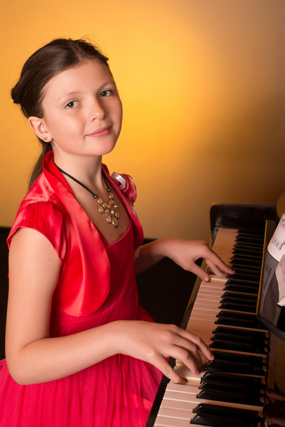 Meisje pianospeler. - Foto, afbeelding