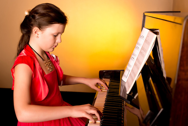 Meisje pianospeler. - Foto, afbeelding