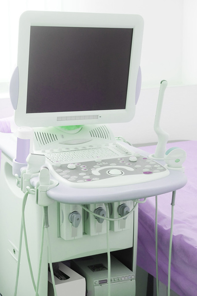 Ιατρική δωμάτιο με ένα υπερηχογράφημα διαγνωστικό εξοπλισμό - Φωτογραφία, εικόνα