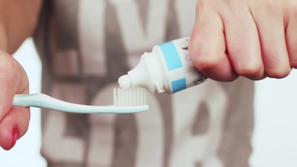 Ze van de samendrukking van de tandpasta op de tandenborstel. - Video