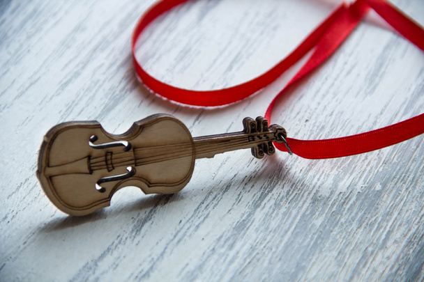 violín sobre fondo gris madera
 - Foto, Imagen