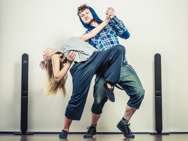 couple of young man and woman dancing hip-hop - Foto, imagen