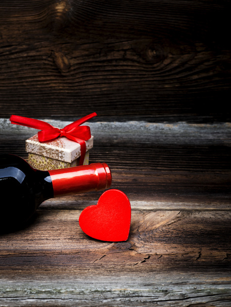 Rotes Herz, Wein und Geschenkbox. - Foto, Bild