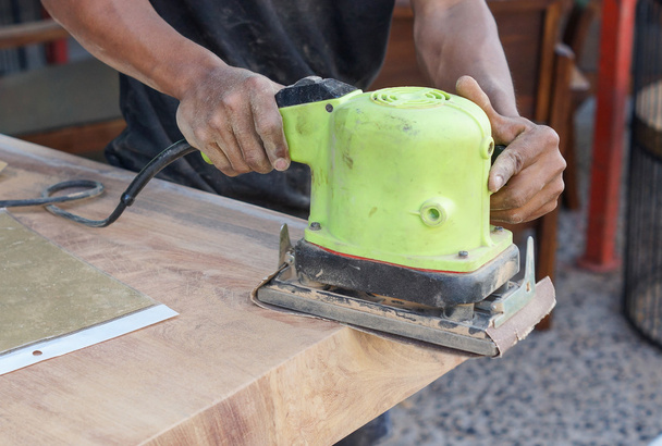 carpinteiro é polir a superfície de madeira
 - Foto, Imagem
