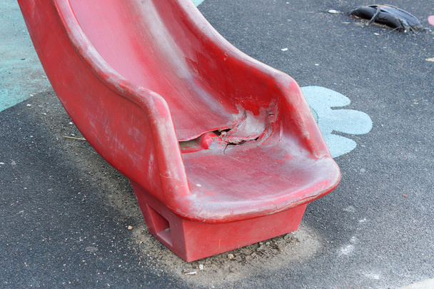 Accidente en un parque infantil
 - Foto, imagen