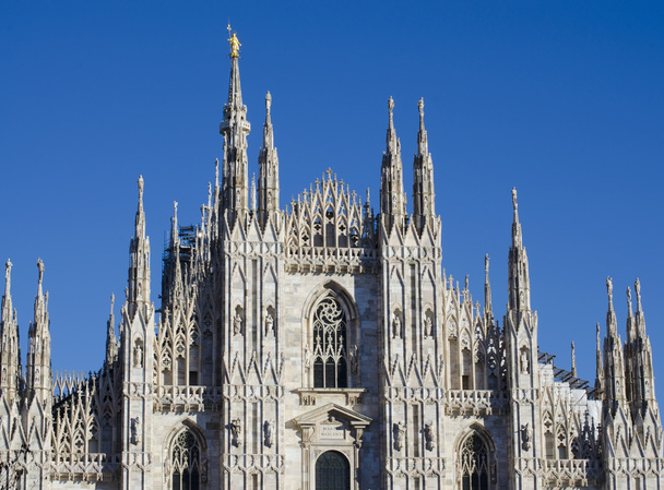 ミラノの美しい大聖堂を垣間見ること - 写真・画像