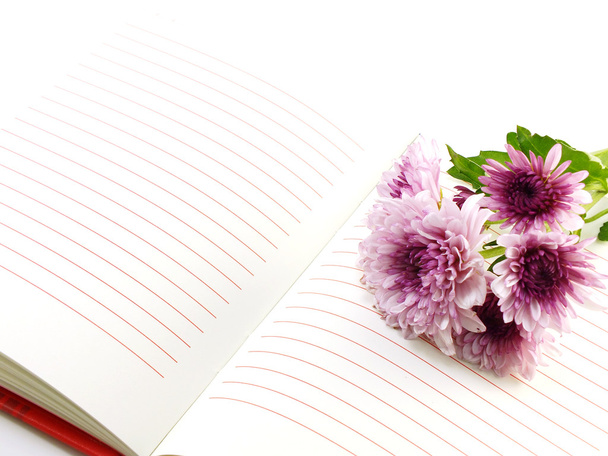 cuaderno abierto y hermoso ramo de flores de color rosa crisantemos
 - Foto, Imagen