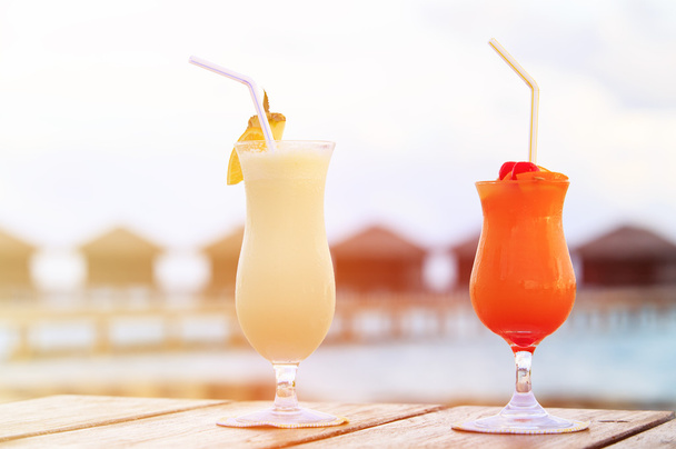 Dos cócteles en la playa tropical de lujo
 - Foto, Imagen
