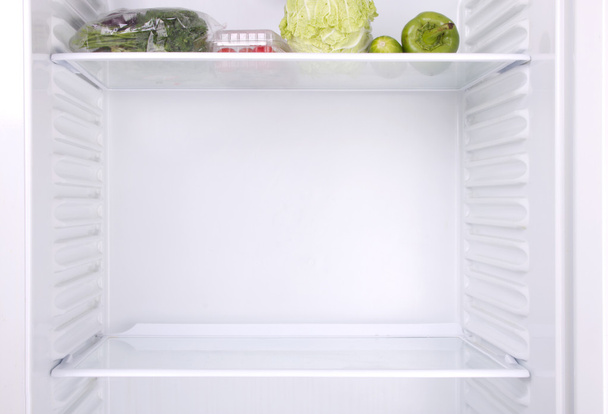 Refrigerador medio vacío
 - Foto, imagen