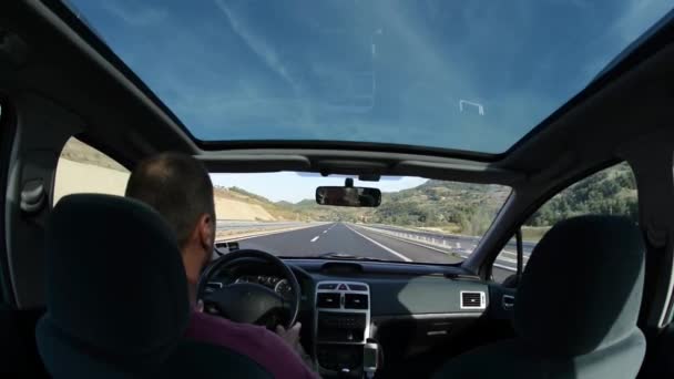 férfi vezetés egy autó a vidéki utazás a természetben - Felvétel, videó