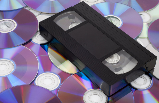 CD vs vhs. VHS kazeta ležela na mnoha discích cd - Fotografie, Obrázek