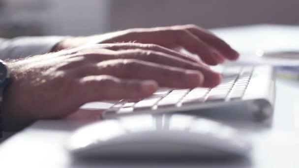 Business man typing on laptop - Záběry, video