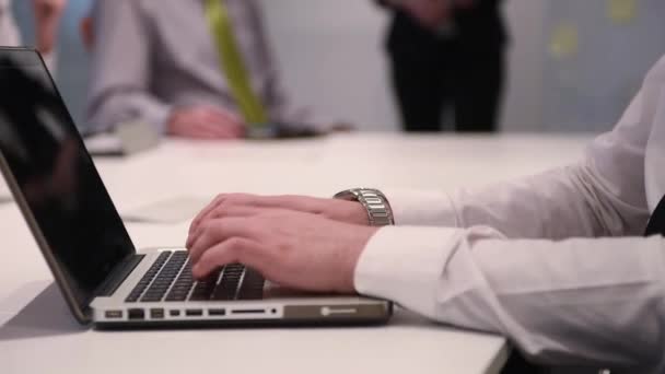 Business man typing on laptop - Felvétel, videó