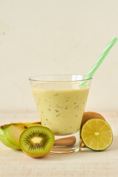 Homemade healthy smoothie - Foto, afbeelding