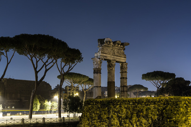 Ερείπια Ρώμη τη νύχτα - Φωτογραφία, εικόνα