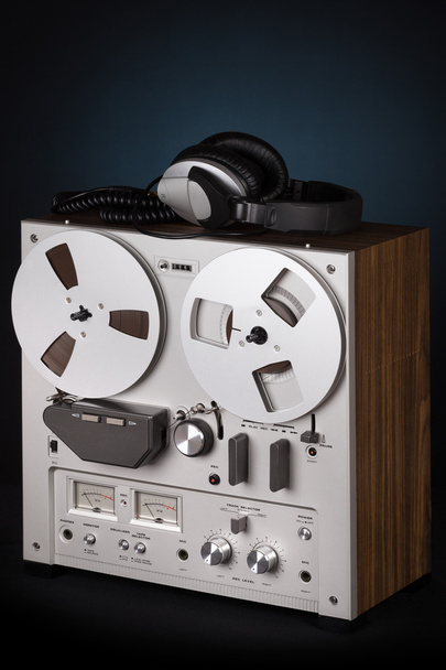 Reproductor de grabación de cubierta de cinta de carrete estéreo analógico
 - Foto, imagen