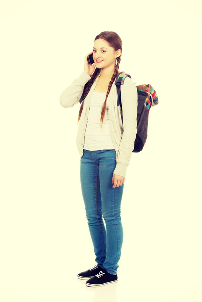 Adolescente con mochila con teléfono móvil
. - Foto, imagen