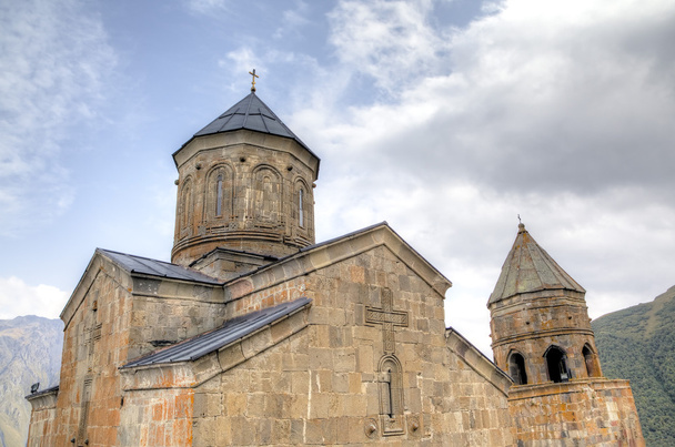 Kościół Świętej Trójcy (Tsminda Sameba) w pobliżu miejscowości Chokhuldi, Georgia - Zdjęcie, obraz