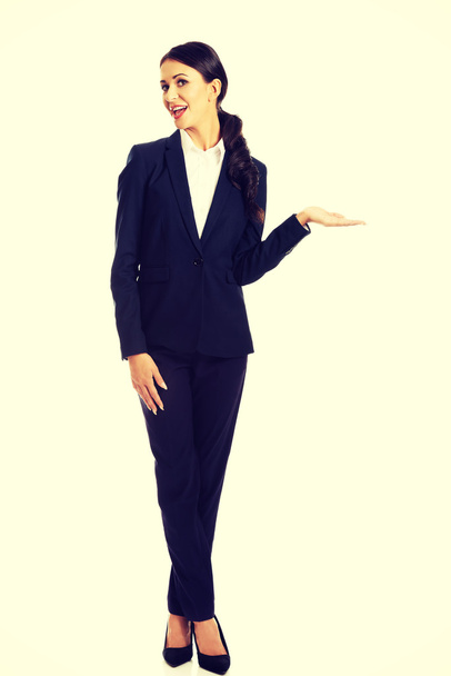 Businesswoman holding copyspace on the left hand - Foto, immagini