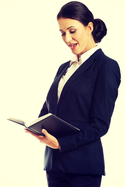 Surprised businesswoman reading her notes - Photo, Image