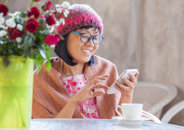40 años mujer felicidad emoción buscando mensaje en el teléfono inteligente
 - Foto, Imagen