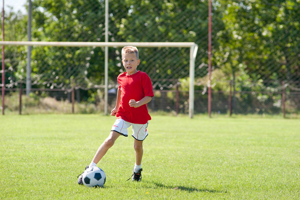 dítě hraje fotbalový míč - Fotografie, Obrázek