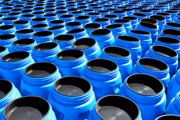 de blauwe kunststof vaten voor opslag van chemische stoffen - Foto, afbeelding