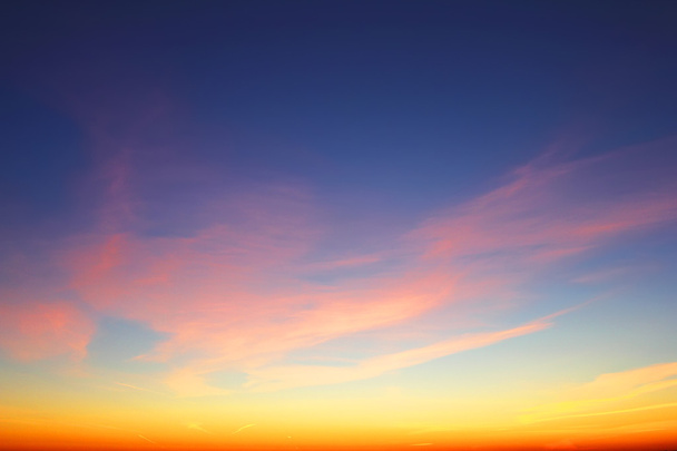 небо хмарне пеке з рожевими хмарами на сході сонця
 . - Фото, зображення