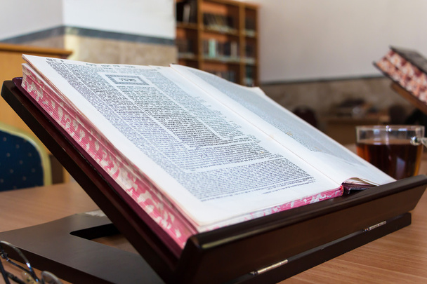 Livro do Talmud estudo, stender Beit Midrash em hebraico
 - Foto, Imagem