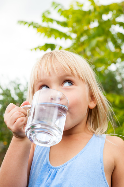 Маленькая девочка пьет воду - Фото, изображение