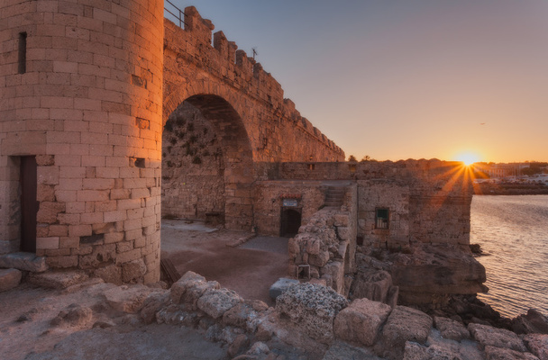 Le mur de la forteresse dans le port au coucher du soleil. Rhodes, Grèce
 - Photo, image