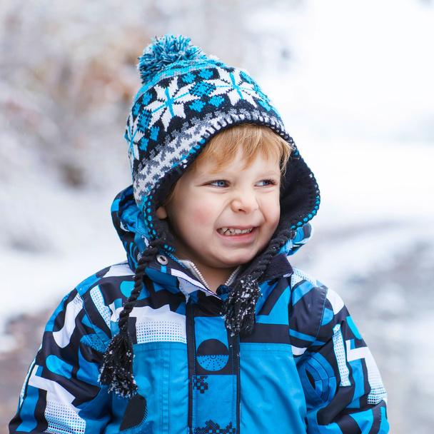 Gelukkig kind plezier met sneeuw in de winter - Foto, afbeelding