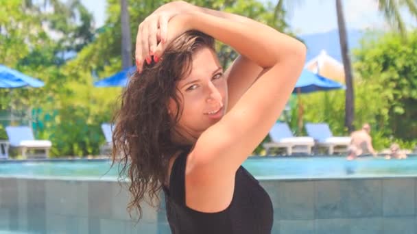 beautiful woman on beach - Video, Çekim