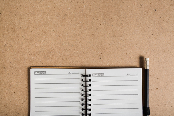 Cuaderno en blanco con lápiz
  - Foto, imagen