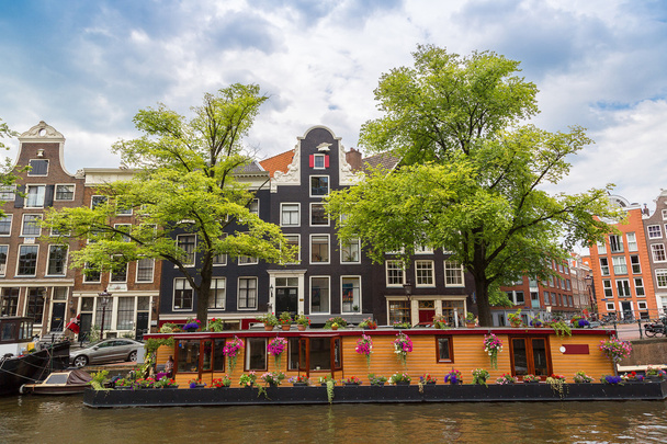 Amsterdamse gracht en boten, Holland, Nederland. - Foto, afbeelding