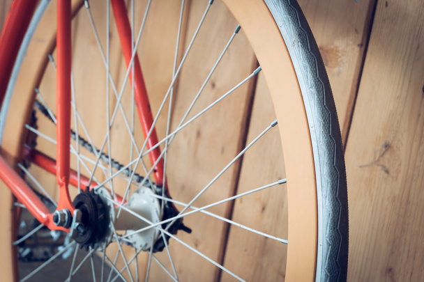 fietsen geparkeerd met houten panelen met vaste versnellingen close-up in beeld - Foto, afbeelding