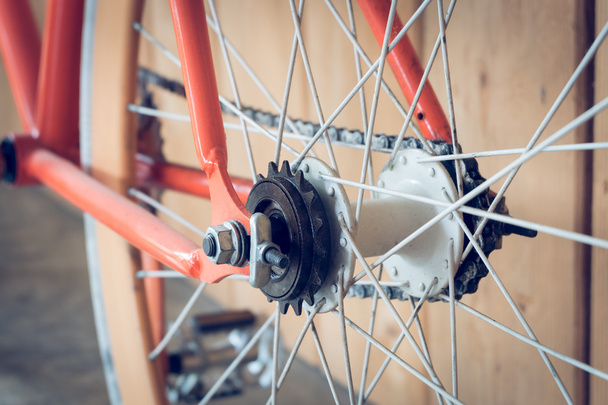 ποδήλατο στάσιμου σταθμευμένα με τοίχου από ξύλο, κοντινό πλάνο εικόνα - Φωτογραφία, εικόνα