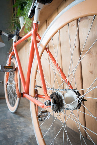 木製の壁で止めて固定ギア自転車クローズ アップ画像 - 写真・画像