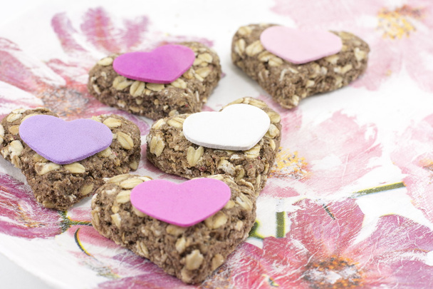 biscoitos em forma de coração feitos de farinha integral
 - Foto, Imagem