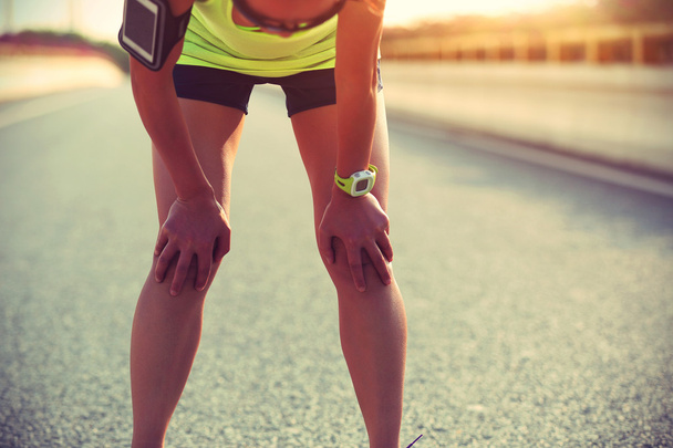 dinlenme alarak yorgun kadın runner - Fotoğraf, Görsel