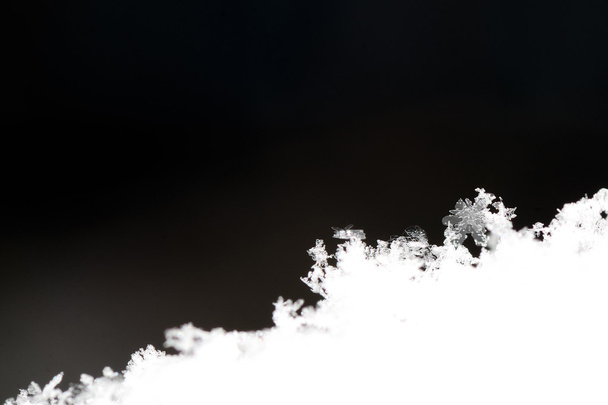 cristais de neve e fundo escuro
  - Foto, Imagem