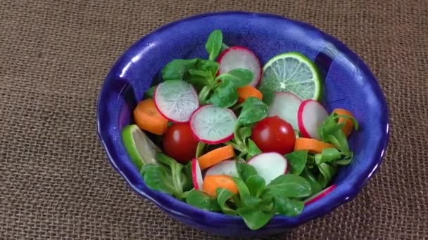 Bol de salade de légumes frais sur une nappe en jute
 - Séquence, vidéo