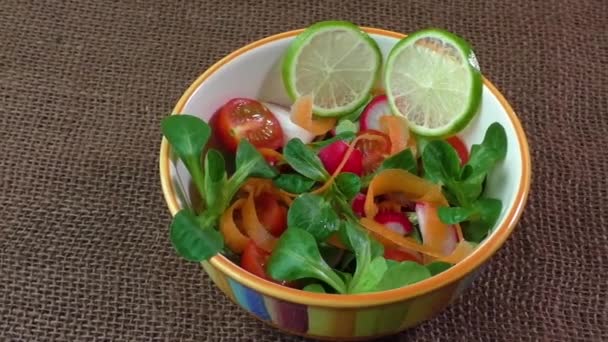 Cuenco de ensalada de verduras frescas en mantel de yute
 - Metraje, vídeo
