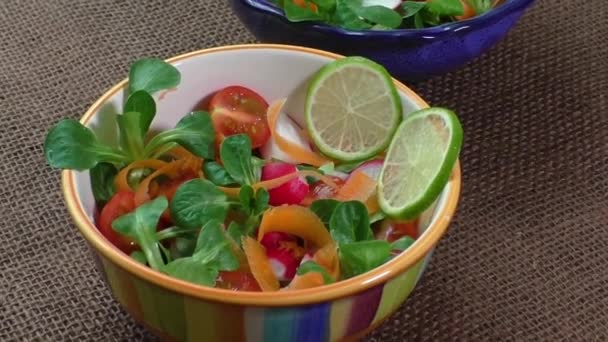 Чаша свежего овощного салата на джутовой скатерти
 - Кадры, видео