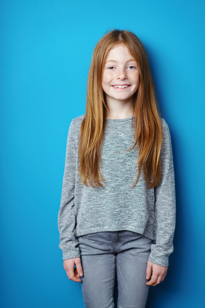 Молодая рыжая девушка с привлекательной улыбкой
 - Фото, изображение