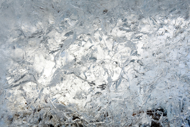 Παγόμορφο διαφανείς μπλοκ του πάγου με μοτίβα. - Φωτογραφία, εικόνα